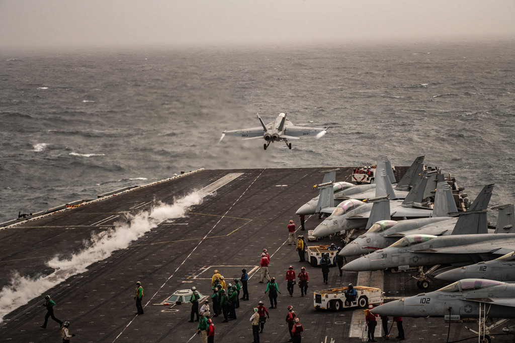 Trong 4 tháng kể từ khi được triển khai đến Trung Đông, tàu sân bay Lincoln chỉ lởn vởn quanh biển Arab. Siêu hàng không mẫu hạm Mỹ không đi vào Vịnh Ba Tư, hay eo biển Hormuz, tuyến thương mại biển quan trọng mà con tàu được cho là sẽ bảo vệ. Ảnh: New York Times.