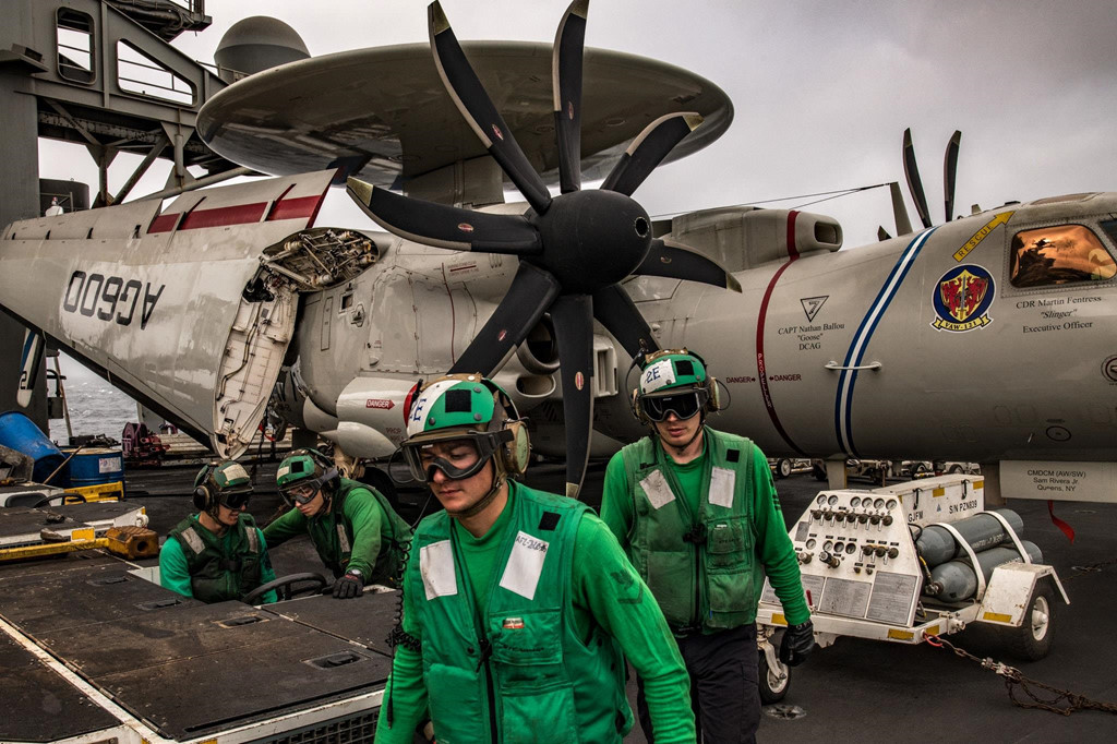 James G. Stavridis, đô đốc Mỹ nghỉ hưu, cho biết bất cứ khi nào một tàu sân bay di chuyển gần bờ, hoặc vùng biển hẹp, mối nguy hiểm đối với nó tăng lên rất nhiều lần. Nó trở nên dễ bị tổn thương bởi tàu ngầm diesel, tên lửa hành trình phóng từ bờ biển, chiến thuật bầy đàn với xuồng tên lửa tốc độ cao của Iran. Ảnh: New York Times.