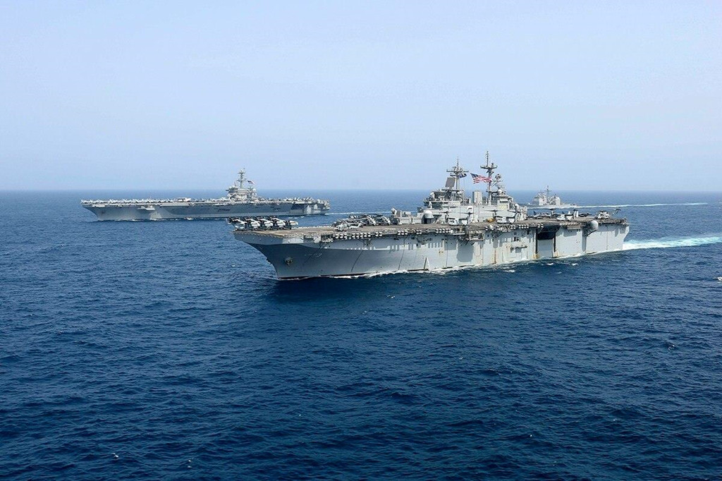 5.600 thủy thủ trên siêu hàng không mẫu hạm USS Abraham Lincoln vẫn không mạo hiểm tiến tới vùng biển Iran dù trước đó Tổng thống Donald Trump và các quan chức cấp cao tuyên bố chiến hạm Mỹ ở Trung Đông để gửi thông điệp mạnh mẽ tới Iran. Ảnh: Reuters.