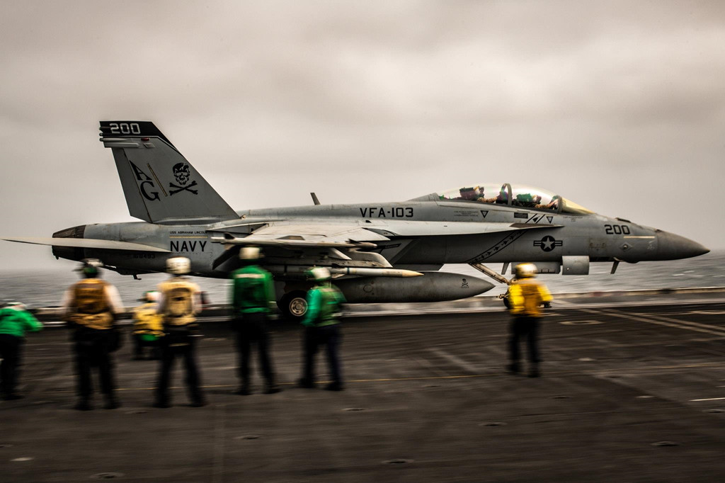 Tàu sân bay Mỹ nhiều lần đến Vịnh Ba Tư ở những thời điểm không căng thẳng. Tháng 3/2017, tàu sân bay USS John C. Stennis hoạt động trên Vịnh Ba Tư trong chiến dịch không kích chống tổ chức khủng bố IS ở Iraq. Những lúc như vậy, tàu sân bay Mỹ được theo dõi rất sát sao bởi tàu tuần tra, máy bay và radar dọc theo bờ biển Iran. Ảnh: New York Times.