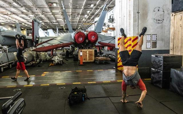 Các thủy thủ tập thể dục bên trong nhà chứa máy bay của tàu. Tuy nhiên, ở thời điểm căng thẳng giữa Washington và Tehran leo thang, việc điều động một tàu sân bay đi vào Vịnh Ba Tư hoặc eo biển Hormuz là sự khiêu khích quá mức, có thể dẫn đến sự đụng độ ngoài ý muốn. Ảnh: New York Times.