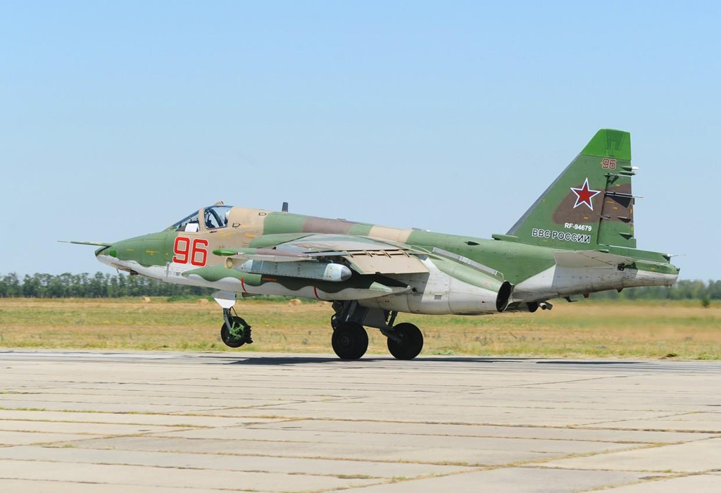 Cường kích Su-25 được giới thiệu vào năm 1981 là trợ thủ đắc lực cho Su-24 trong các nhiệm vụ tấn công mặt đất. Nó được thiết kế cho nhiệm vụ chống tăng và chi viện hỏa lực tầm thấp trên chiến trường. Su-25 cùng với Su-24 từng làm mưa làm gió trên chiến trường Syria trong chiến dịch can thiệp quân sự của Nga. Ảnh: Sputnik.