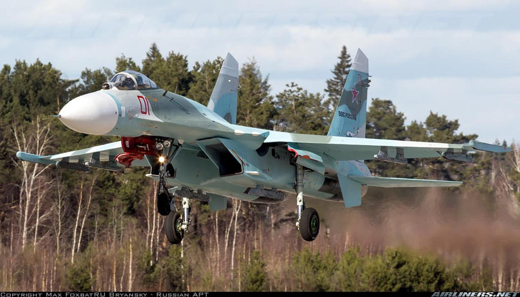 Đến Su-27, Sukhoi đã tạo ra một cú sốc cho NATO. Su-27 thực hiện chuyến bay đầu tiên vào năm 1977, giới thiệu vào năm 1985. Đặc tính kỹ thuật của Su-27 tỏ ra vượt trội so với F-14 và F-15 Eagle của Mỹ. Sự xuất hiện của Su-27 buộc Mỹ phải nâng cấp F-15 và F-16 để đối phó. Ảnh: Airliners.