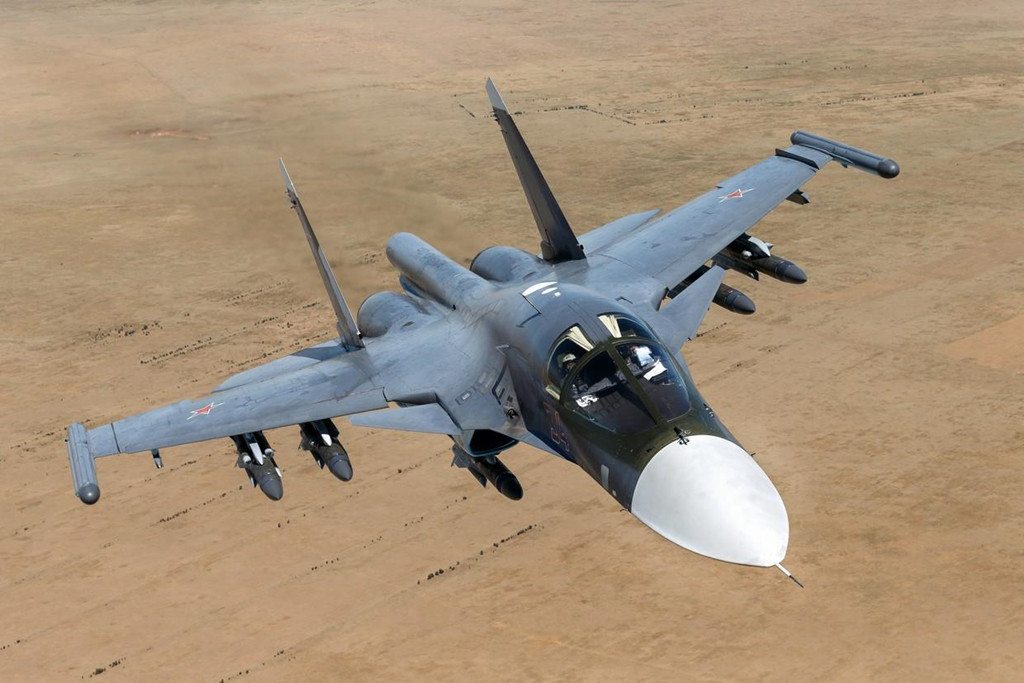 Su-34 là thế hệ cường kích tiếp theo của Sukhoi. Nó sẽ thay thế cho Su-24 và Su-35 trong vai trò tấn công mặt đất. Su-34 được ví von là "xe tăng bay" bởi khả năng mang tải trọng vũ khí lớn của nó. Ảnh: Sukhoi.