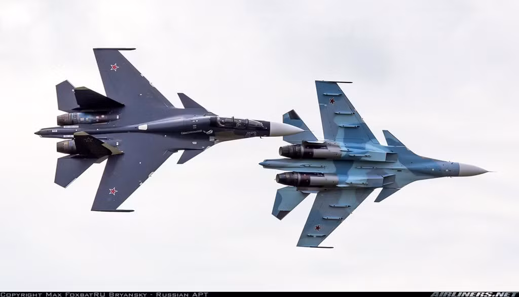 Su-30 là một phiên bản nâng cấp từ Su-27 dành cho thị trường xuất khẩu. Nó trở thành một trong những mặt hàng xuất khẩu quốc phòng chủ lực của Nga. Su-30 được bán cho 12 quốc gia trên thế giới, bao gồm Việt Nam. Ảnh: Airliners.