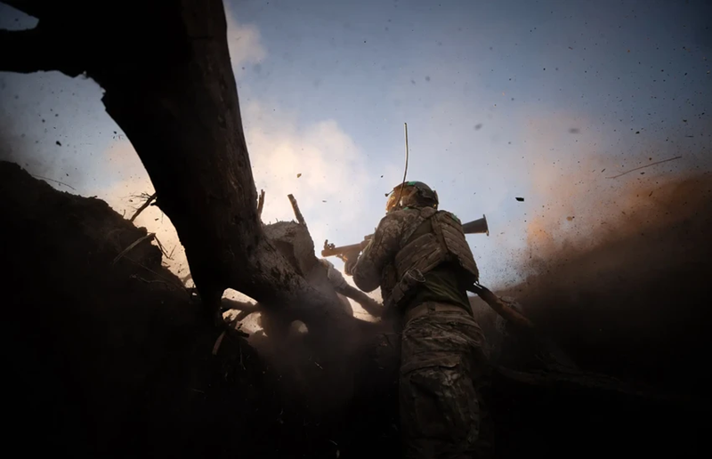 Ví dụ, vào ngày 11/11, tại khu vực Kursk của Nga, Lữ đoàn độc lập số 810 của Thủy quân lục chiến Nga đã phát động tấn công vào các vị trí của Ukraine, nơi được phòng thủ bởi Lữ đoàn tấn công đường không độc lập số 95. Kết quả là quân Nga chịu tổn thất nặng nề về người và trang bị nhưng không đạt được mục tiêu. Ảnh: New York Times.