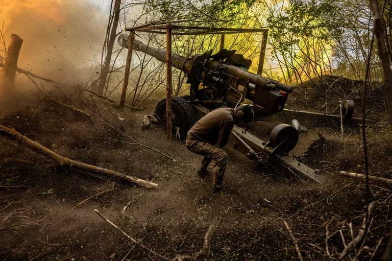 Lữ đoàn tấn công đường không độc lập số 95 của Ukraine tuyên bố rằng, sau hai ngày giao tranh ác liệt, các lính dù Ukraine đã phá hủy 28 trang thiết bị của Nga và tiêu diệt hơn 100 lính thủy quân lục chiến Nga; ngoài ra, khoảng hơn 100 lính Nga khác bị thương nặng, buộc quân Nga phải rút lui. Ảnh: New York Times.