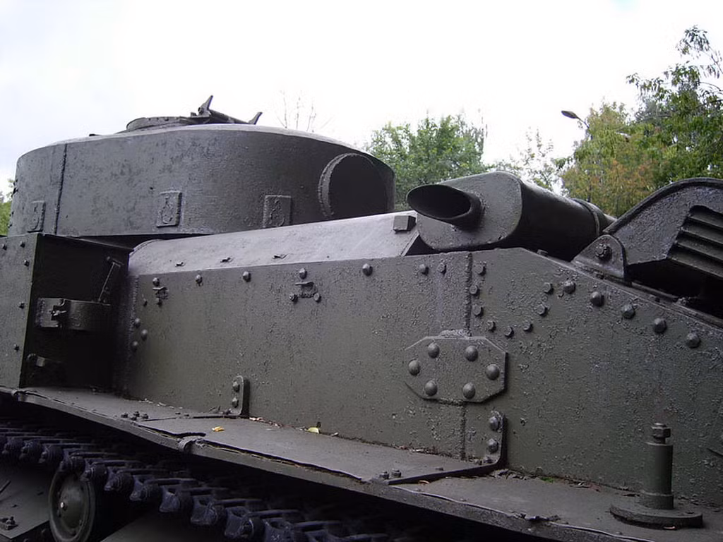 Về giáp tăng, nguyên mẫu ban đầu chỉ dày chừng 30-40mm, đến mẫu T-28E ra đời năm 1940 thì lớp giáp trước được tăng cường lên 80mm - đủ sức chống mọi loại đạn xuyên giáp mạnh nhất thời bấy giờ.