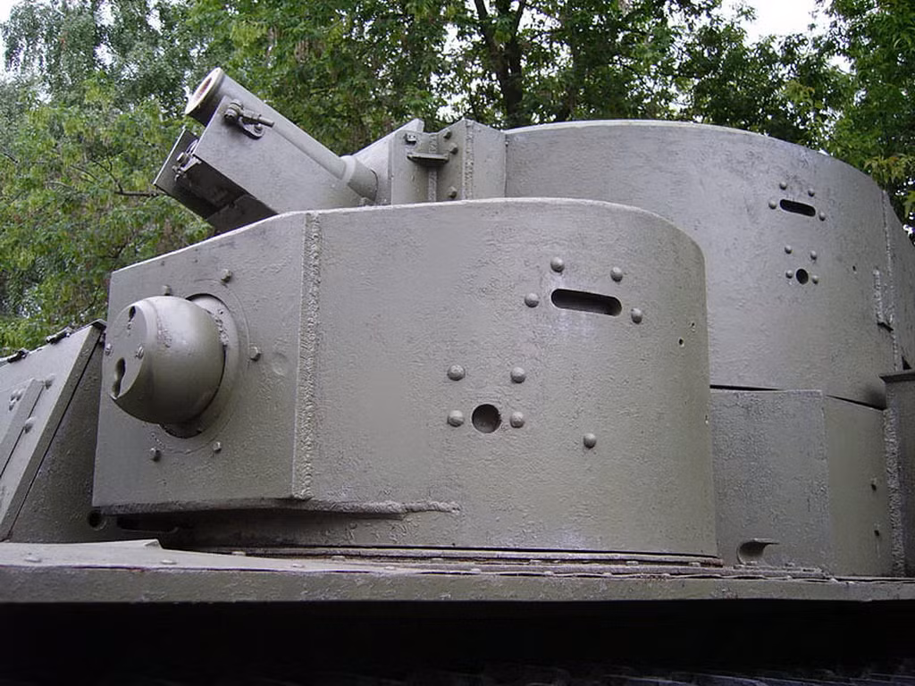 4 góc quanh tháp pháo chính được bố trí 4 tháp pháo nhỏ với trung liên DT 7,62mm cùng 8.000 viên đạn cho khả năng chế áp bộ binh đối phương một cách khủng khiếp nhất.