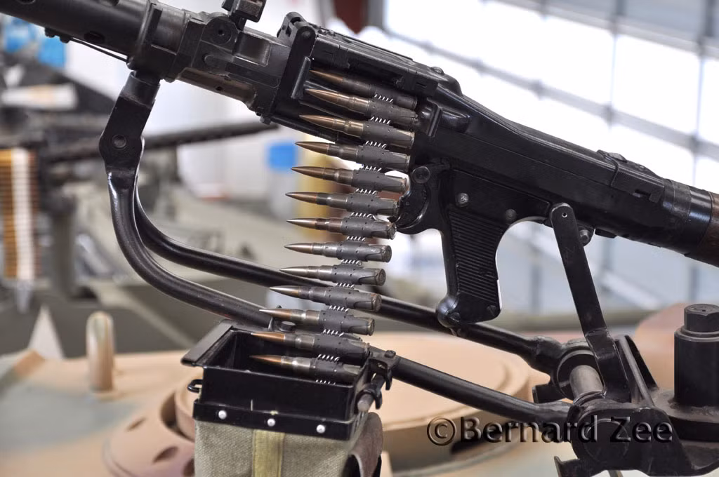 Một khẩu MG-34 đặt trên nóc tháp pháo.