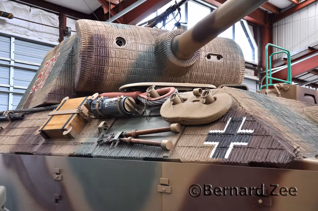 Tuy nhiên, phần giáp sườn và thân bên Panther thì mỏng hơn khá nhiều, chỉ dày khoảng 40–50 mm nghiêng 20 độ, dày hơn chút ít so với Panzer IV nhưng mỏng hơn nhiều so với Tiger I (giáp hông Tiger I dày 80 mm). Lớp giáp mỏng này được cho là cần thiết bởi vì trọng lượng của Panther đã khá nặng. Nhưng lớp giáp mỏng này lại chính là điểm yếu chết người của Panther, khi chiến đấu trong nội thành hoặc hỗn chiến ở cự ly gần, nó có thể bị xuyên thủng từ mặt sườn bởi đa số các loại pháo chống tăng và xe tăng.