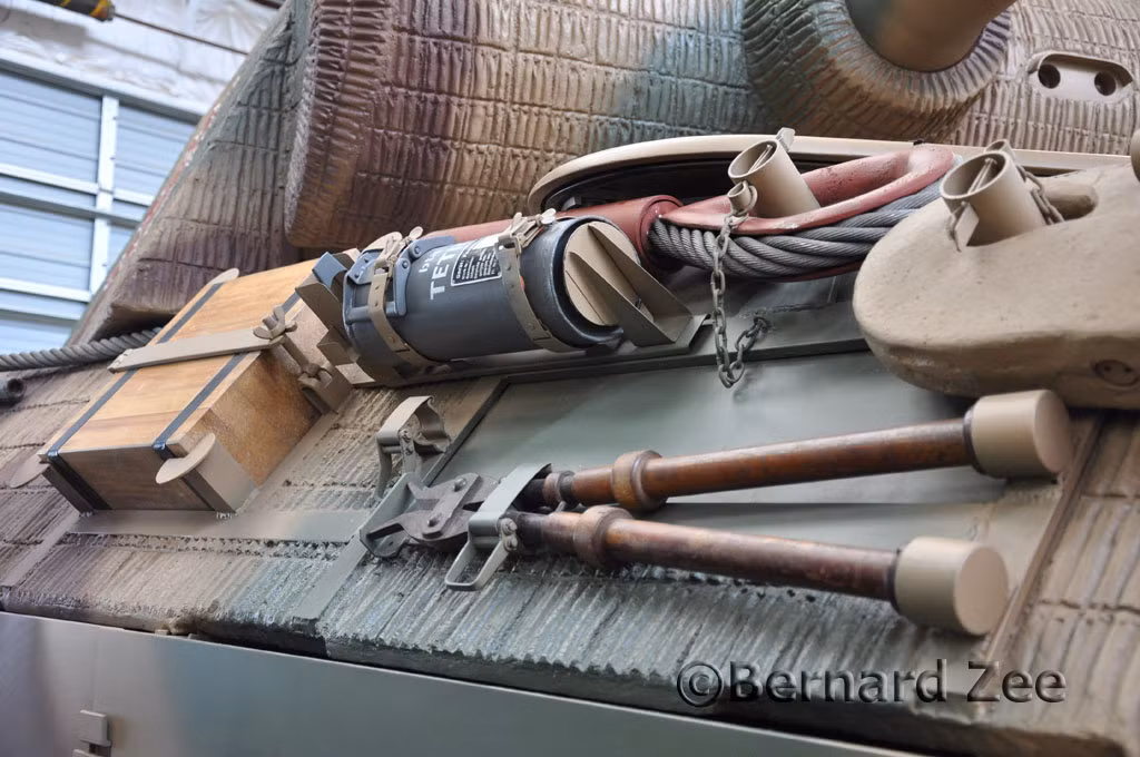 Trong trận Kursk, Panther chịu mức tổn thất cao hơn nhiều so với Tiger I do bị pháo chống tăng Liên Xô bắn vào hông xe, thậm chí đã có tài liệu ghi nhận việc Panther bị hạ do bị bắn vào hông bởi xe tăng hạng nhẹ T-70, dù loại xe tăng này chỉ mang pháo 45mm.