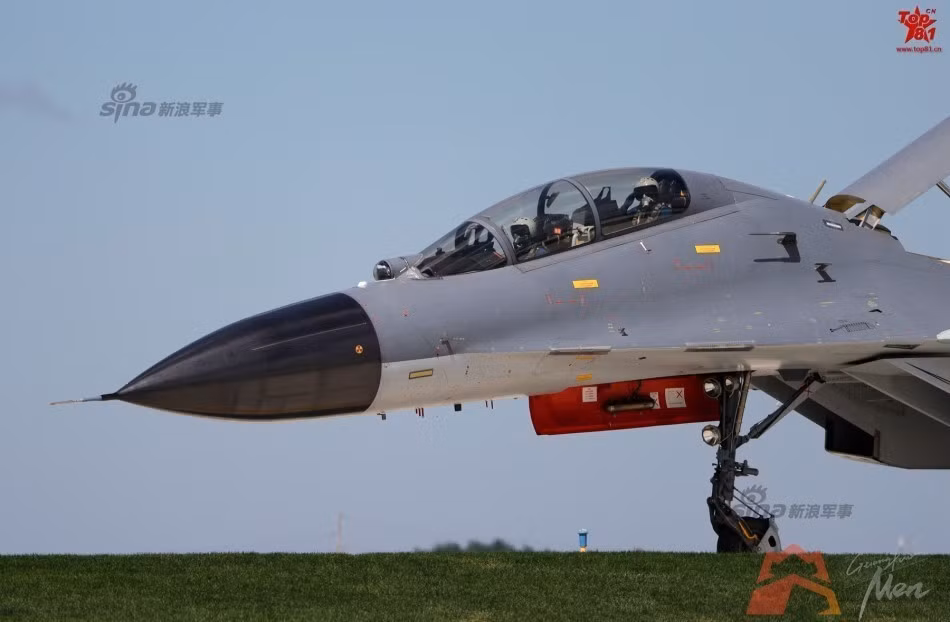 Trên máy bay cũng được bố trí trạm trinh sát quang điện – hồng ngoại đặt ở giữa phía trước kính chắn gió máy bay. Tất nhiên là cũng chẳng rõ tính năng kỹ chiến thuật của loại cảm biến này.