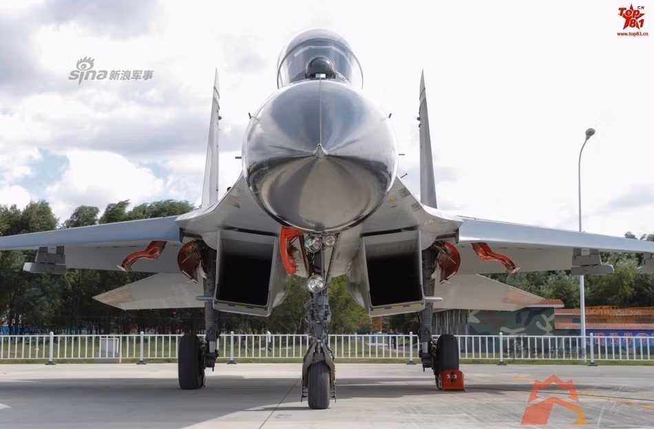 Vận tốc mà nó đạt được lên tới 2.500km/h - nhanh hơn Su-30MK2, tầm bay 3.720km, bán kính tác chiến khoảng 2.000km, vận tốc leo cao 325m/s.