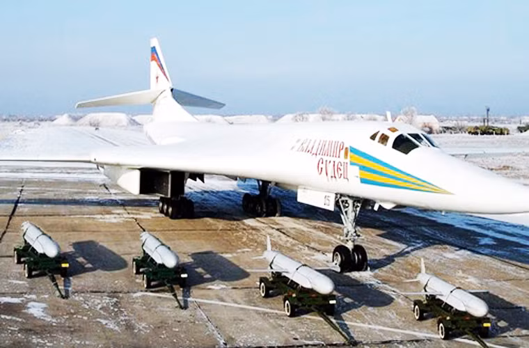 Các chuyên gia quân sự cho biết, máy bay ném bom Tu-160M2 sẽ được sử dụng không những là một vũ khí răn đe mà còn để đáp ứng những thách thức hiện tại mà Bộ Quốc Phòng Nga sẽ đối mặt.