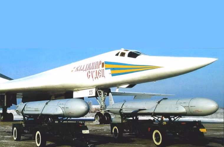 Ông cũng nói thêm rằng, các máy bay này cũng có khả năng trang bị tên lửa hành trình được lập trình tọa độ để tấn công chính xác các mục mặt đất Kh-55SM, “Tu-160 có thể trang bị bất kỳ loại bom nào kể cả hạt nhân, và bom thường”.