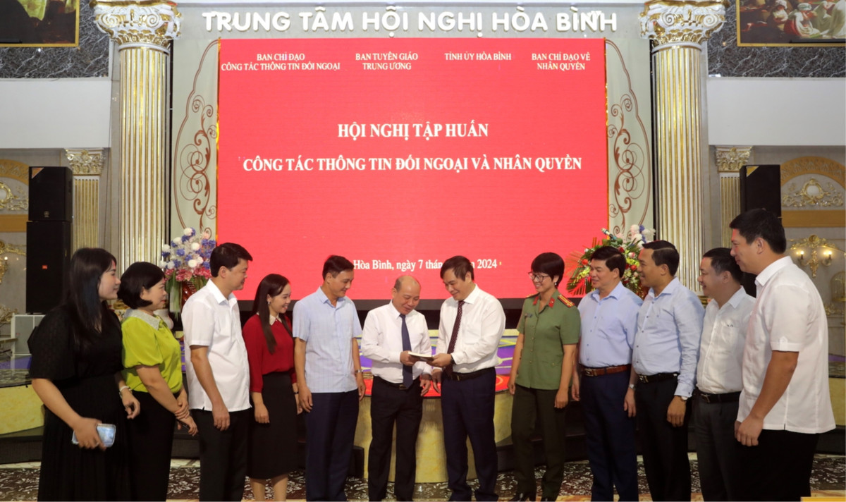 Day manh thong tin doi ngoai va nhan quyen nham nang cao vi the dat nuoc