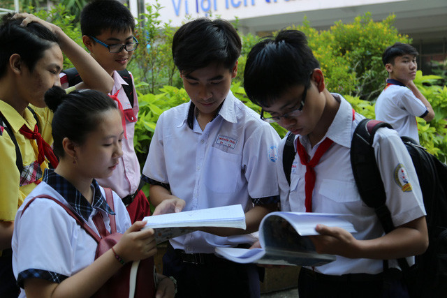 Học sinh xem lại bài sau khi làm bài thi tuyển sinh lớp 10 năm 2017.