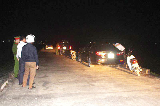 Chiếc xế hộp có ông hàng xóm và người vợ cùng "cố thủ" bên trong khi bị chồng bắt quả tang