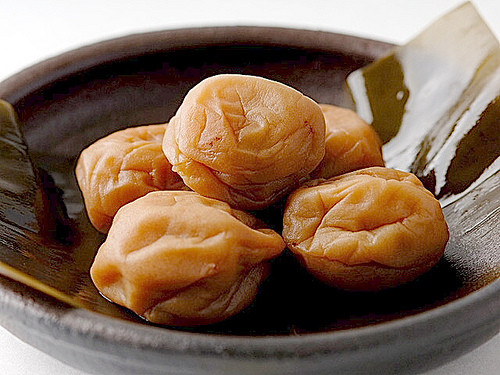 Mơ muối thường dùng chữa ho, thông đờm, kiết lị, trị nôn ói, sát khuẩn, tăng bài tiết, làm ra mồ hôi, giải nhiệt, kích thích ăn ngon.