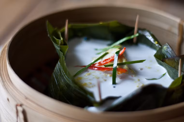 Amok Trey: Đây là món ăn truyền thống của người Campuchia với cá bọc lá chuối hấp. Cá được ướp với cà ri dừa và các loại gia vị đặc trưng của người Khmer. 