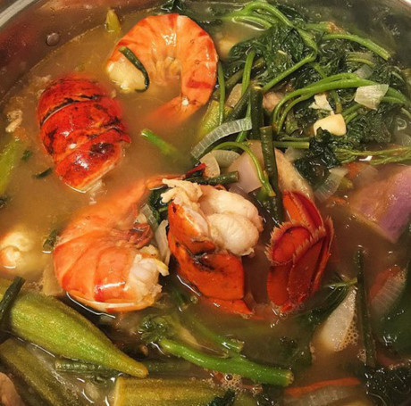 Sinigang là canh hải sản của người Philippines với hàm lượng cao protein và rau củ quả thường được hầm với me, cà chua, tỏi và hành tây. Me là một trong những gia vị được yêu thích nhất ở Philippines. 