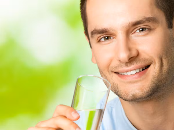 Uống đủ nước: Thói quen này giúp làn da mịn màng và rạng rỡ từ bên trong mà không cần dùng các loại kem dưỡng lỉnh cỉnh như phụ nữ.