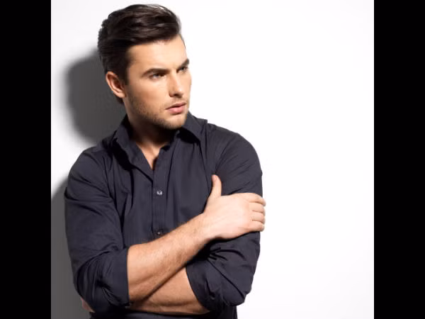 Chăm sóc tóc: Mái tóc ảnh hưởng rất lớn đến độ đẹp trai của các quý ông. Hãy chọn kiểu tóc phù hợp với gương mặt và phong cách để làm nổi bật những ưu điểm trên khuôn mặt. 