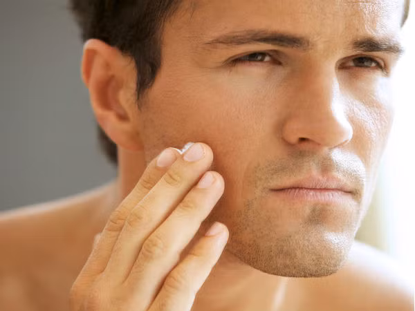 Chăm sóc da: Đừng chủ quan cho rằng đàn ông thì không cần chăm sóc da. Điều đó sẽ khiến các chàng trai mau già hơn so với tưởng tượng. Các bước cơ bản bao gồm làm sạch, tẩy tế bào chết và dưỡng da sẽ giúp cho làn da khỏe mạnh và tươi tắn hơn. 