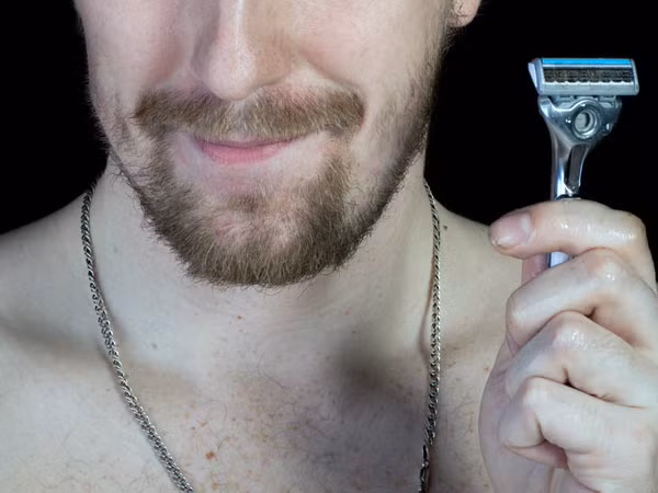 Cạo râu: Lười cạo râu, cắt tóc khiến các quý ông trở nên luộm thuộm, lôi thôi và mất điểm khủng khiếp về mặt phong cách. Hãy chắc chắn rằng, bạn chăm sóc bộ râu và mái tóc hàng ngày để hoàn thiện vẻ ngoài bảnh trai hơn.