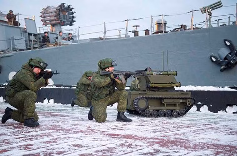 Quân đội Nga tuần qua có cuộc tập trận bảo vệ căn cứ ở Crimea. Điều đáng lưu tâm ở đây là binh lính Nga tập trận với robot chiến đấu Platform-M – loại vũ khí công nghệ cao mới của nước Nga.