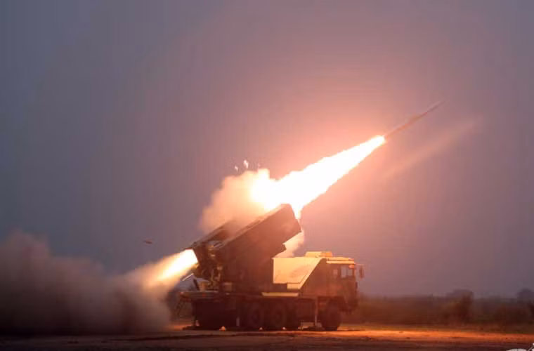 Hình ảnh Trung Quốc bắn thử nghiệm hệ thống tên lửa phòng không tầm ngắn - trung HQ-64 - biến thể cải tiến từ loại HQ-6 với đạn tên lửa nằm trong các hộp phóng. Loại tên lửa này được cho là có khả năng đạt tầm phóng đến 18km.