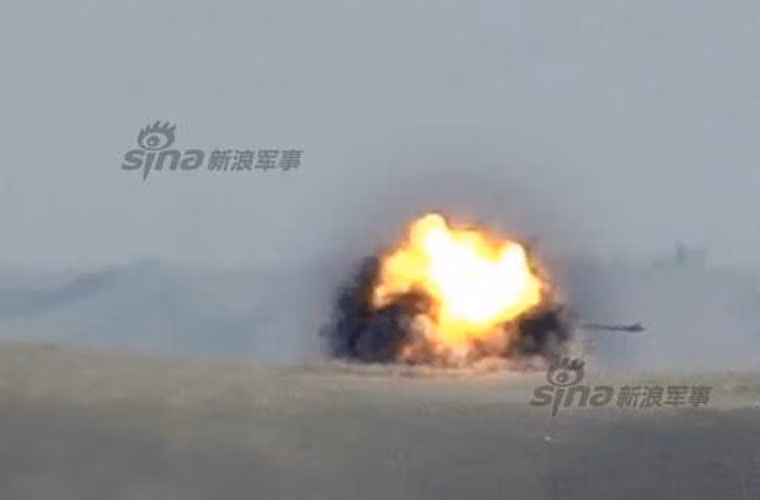 . Ảnh quân sự khiến người xem run người nhất tuần qua – khoảnh khắc quả đạn tên lửa chống tăng Kornet-E đánh trúng xe tăng M1A1M abrams của Quân đội Iraq. Vụ tấn công tạo ra cầu lửa khủng khiếp bao trọn cỗ tăng nặng hơn 60 tấn.