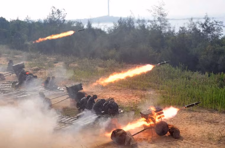 Báo chí Trung Quốc tuần qua cũng đăng bức ảnh Quân đội Trung Quốc tập trận bắn đạn thật phòng thủ bờ biển với loại vũ khí cổ lỗ - giàn pháo phản lực Type 63 cỡ 107mm. Loại pháo phản lực xe kéo này không rõ có tính năng gì đáng để Trung Quốc vẫn sử dụng loại vũ khí thuộc hàng lỗi thời này.