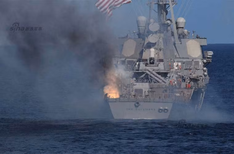 Vụ nổ tên lửa phòng không SM-2 hi hữu đã gây ra đám cháy nhỏ ở đuôi tàu.
