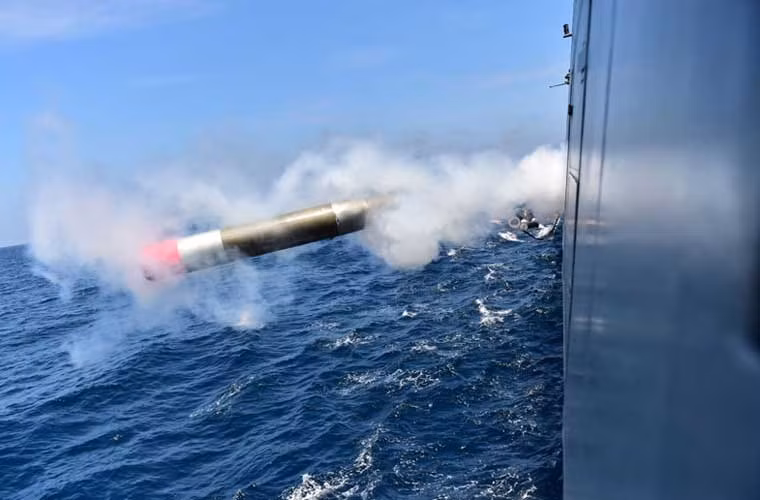 Khoảnh khắc ngư lôi 324mm rời bệ phóng tàu hộ vệ tên lửa lớp Formidable của Hải quân Singapore.