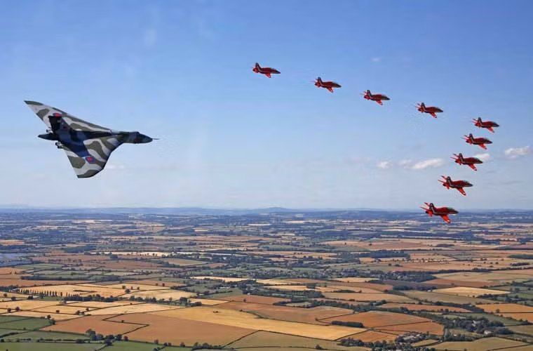 Đội bay biểu diễn trang bị những chiếc Hawk màu đỏ chót “hộ tống” máy bay ném bom chiến lược Avro Vulcan XH 558 trong chuyến bay cuối cùng tại triển lãm RIAT 2015 ở Anh.