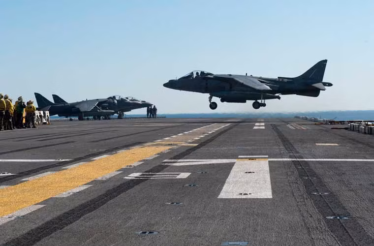 Máy bay tiêm kích AV-8B Harrier của Thủy quân Lục chiến Mỹ bay treo trên boong tàu đổ bộ tấn công USS Bonhomme Richard (LHD 6) trong cuộc huấn luyện ở Ấn Độ Dương.