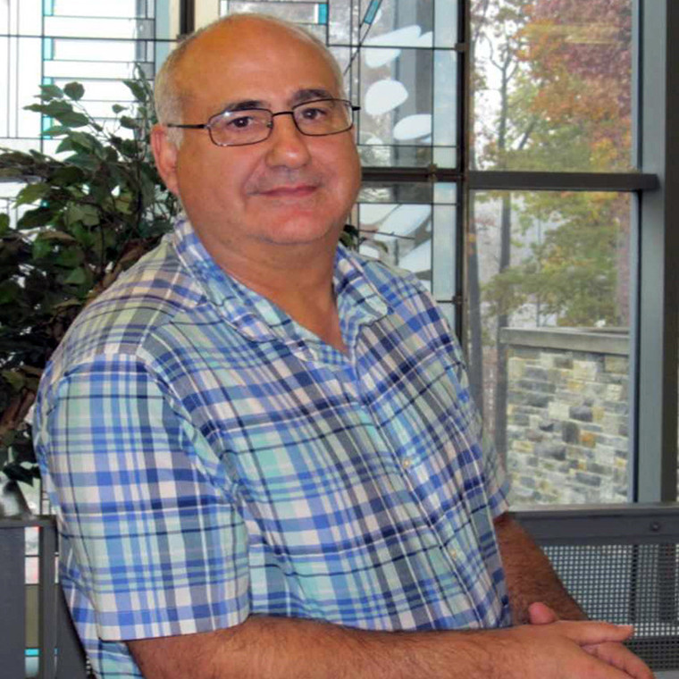 Giáo sư Dennis McCornac (ĐH Loyola Maryland, Mỹ).