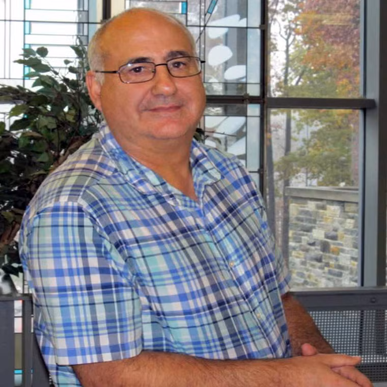 Giáo sư Dennis McCornac (ĐH Loyola Maryland, Mỹ).