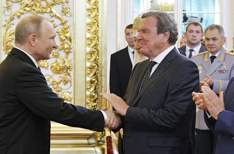 Tổng thống Putin bắt tay cựu Thủ tướng Đức Gerhard Schroeder trong buổi lễ nhậm chức tại Điện Kremlin. Ảnh: AP.