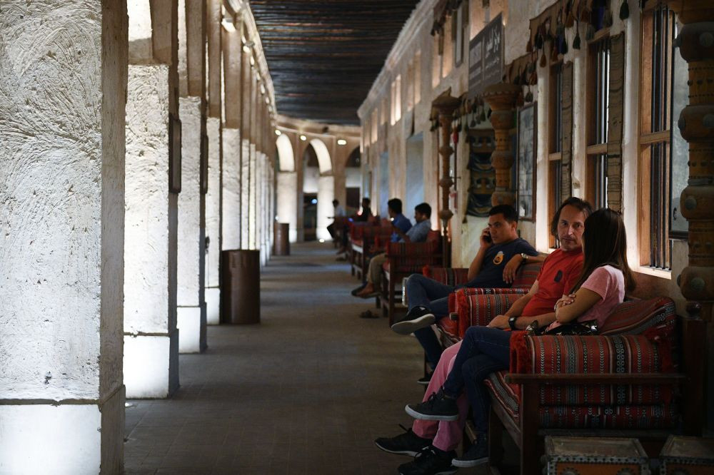 Mọi người ngồi nghỉ trưa trong một khu phố ở thủ đô Doha.