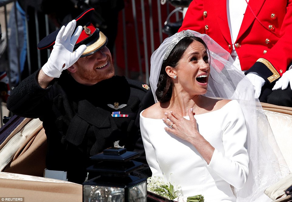 Cô dâu Meghan ngạc nhiên khi đám đông hô vang tên mình. Ảnh: Reuters.