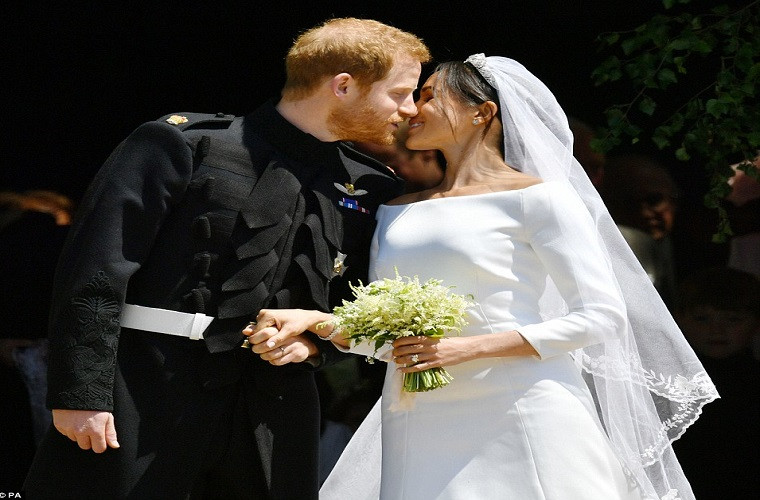 Hoàng tử Harry và Meghan Markle trao nhau nụ hôn đầu tiên sau khi chính thức trở thành vợ chồng. Ảnh: PA.