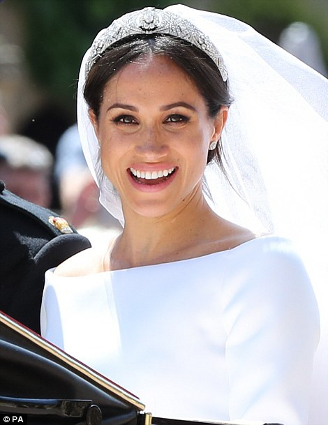 Công nương Meghan Markle nở nụ cười hạnh phúc trước ống kính khi ngồi cạnh chồng trên cỗ xe ngựa Hoàng gia. Ảnh: PA.