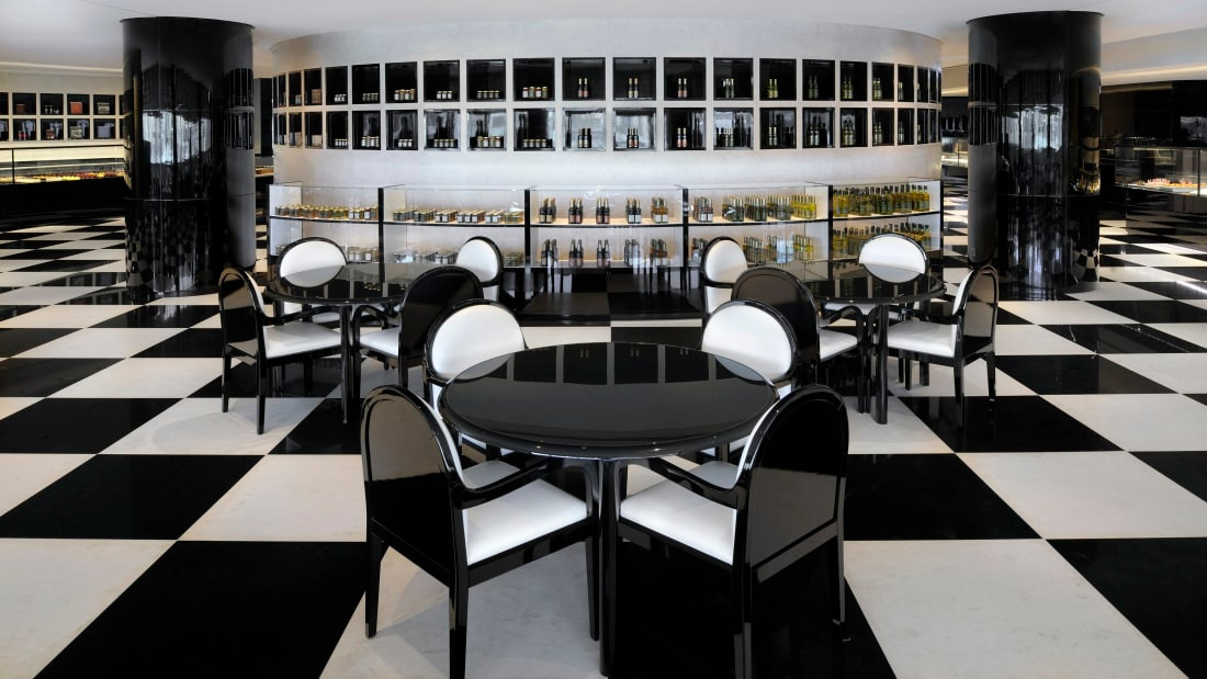 Tòa nhà chọc trời cao nhất thế giới Burj Khalifa gồm 163 tầng được đưa vào sử dụng từ ngày 4/1/2010. Trong ảnh là nhà hàng Deli ở tầng trệt của tòa tháp Burj Khalifa. (Nguồn ảnh: CNN)