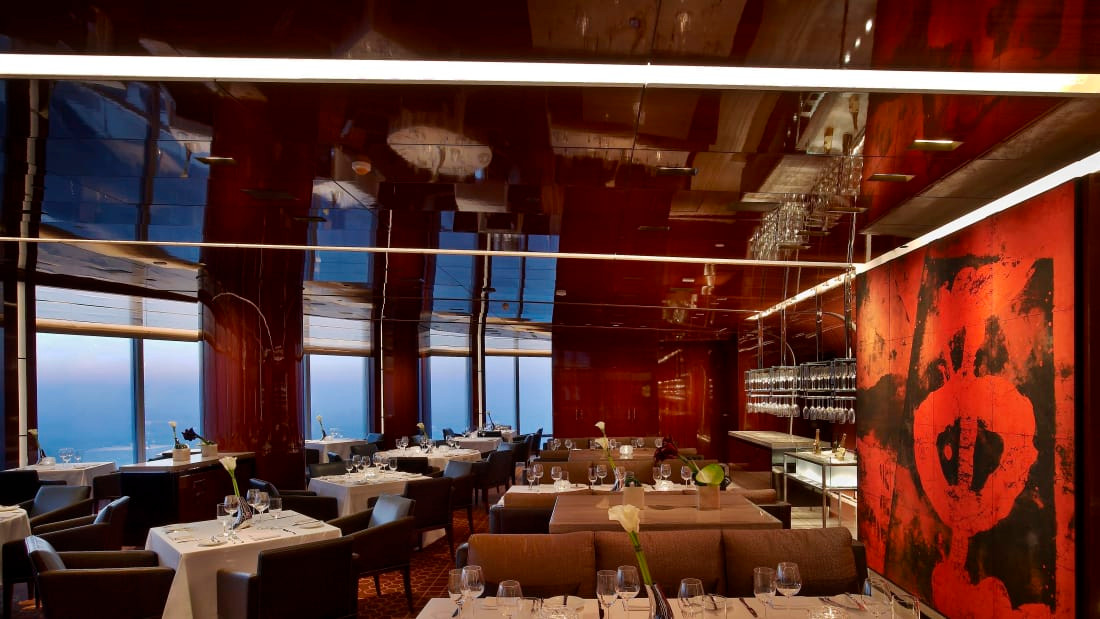 Bầu không khí ấm cúng trong một nhà hàng trên tầng 122 của tòa tháp.