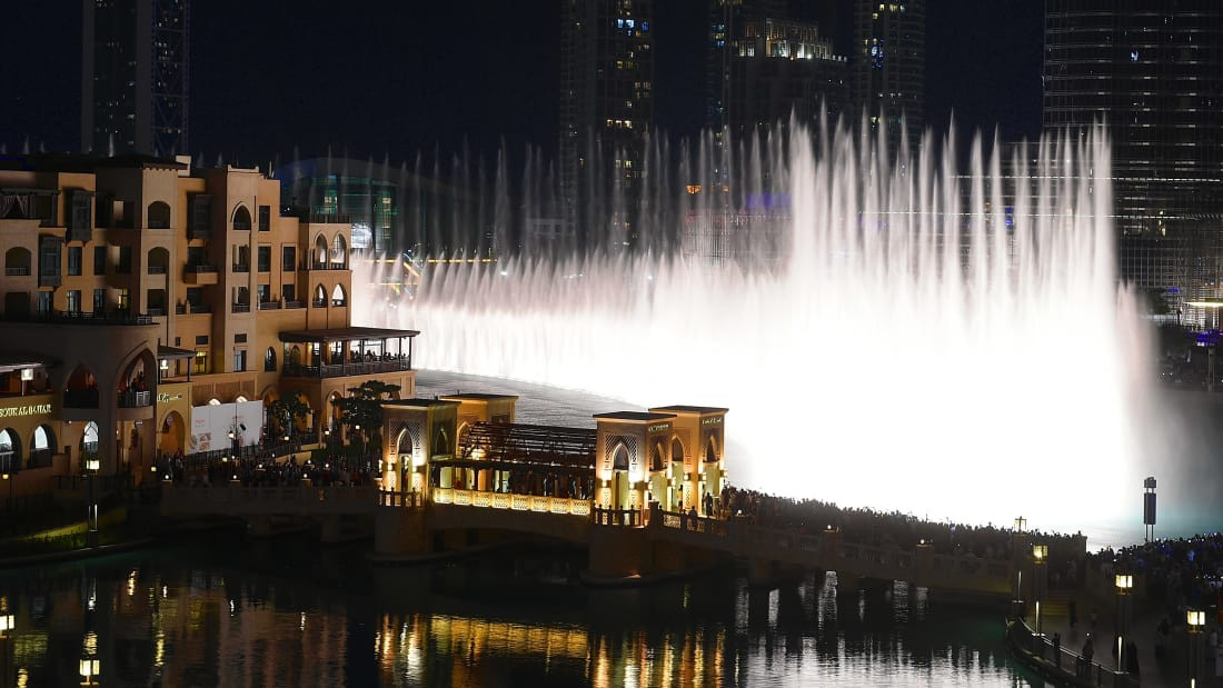 Tòa tháp Bufi Khalifa trông xuống Đài phun nước Dubai, điểm thu hút du khách từ khắp thành phố.