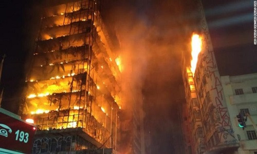 Ngọn lửa thiêu rụi tòa nhà thuộc thành phố Sao Paulo, Brazil. Ảnh: CNN.