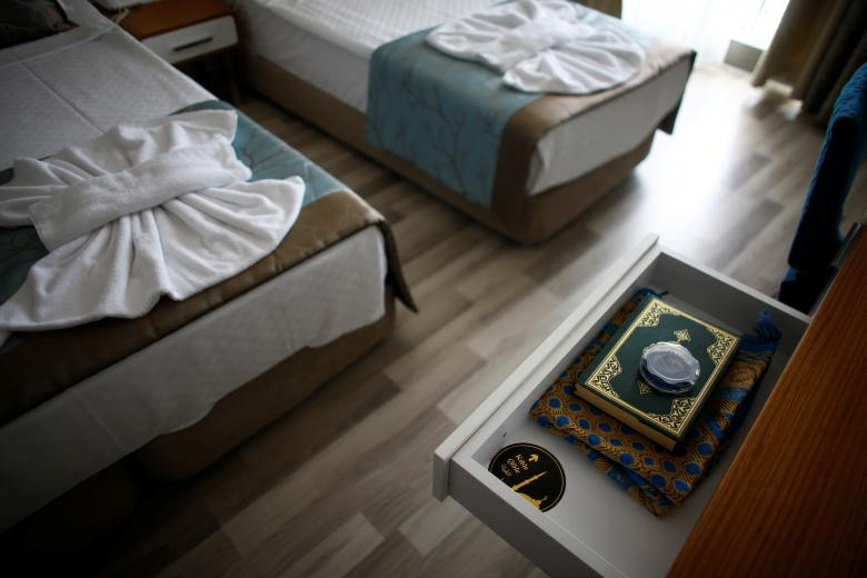 Bản sao kinh Koran trong phòng khách sạn Elvin Deluxe ở Alanya.